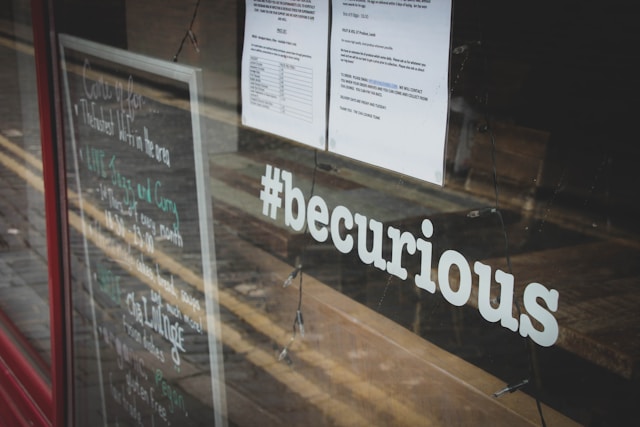Window display featuring the hashtag "#becurious," reinforcing the importance of encouraging curiosity and autonomy in learning.